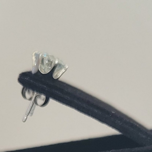 New 2ct Beautiful Moissanite Stud Earrings - Picture 8 of 9